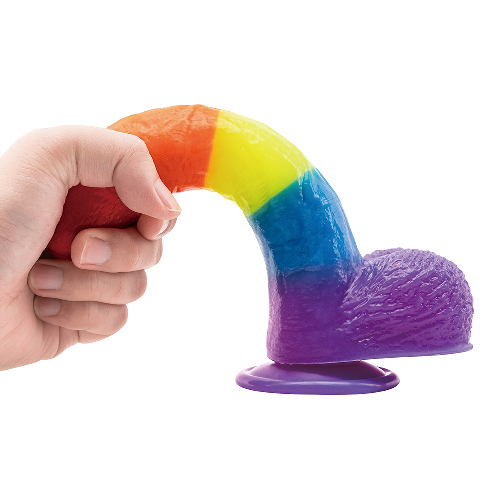 Masturbazione femminile con pene reale in gelatina morbida arcobaleno colorato 