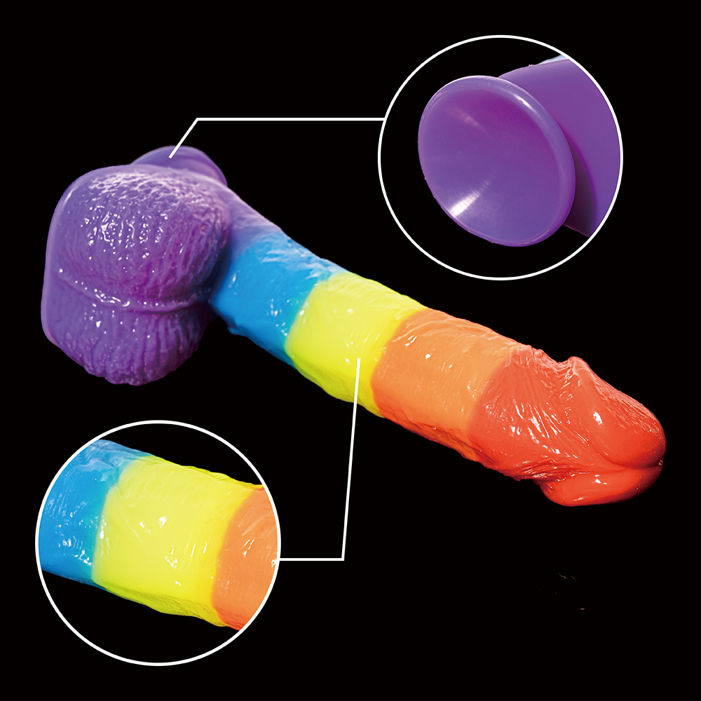 Masturbazione femminile con pene reale in gelatina morbida arcobaleno colorato 