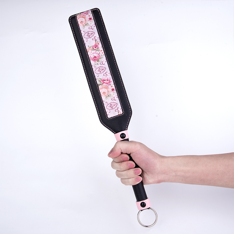 Hoogwaardige gotische zwart lederen spankingpeddel met gewichten Fetish SM-seksspeeltje voor koppels
