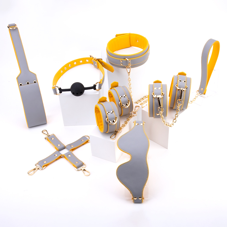Kit bondage sadomaso in pelle PU giallo grigiastro elegante da 7 pezzi Set da sei pezzi per giochi bondage avventurosi per coppie